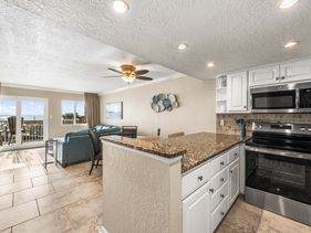 Holiday Surf and Racquet Unit 220