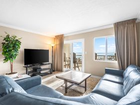 Holiday Surf and Racquet Unit 220