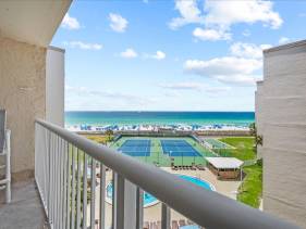 Holiday Surf and Racquet Unit 513