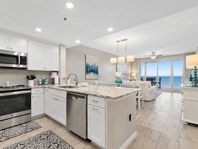 Large End Unit 2 bed/ 2bath condo Beautifully renovated