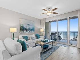 Large End Unit 2 bed/ 2bath condo Beautifully renovated