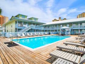 Clover's Cove 1BR/1BA across road from beach