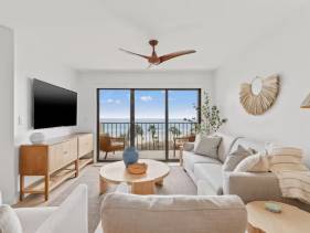 Luxury Oceanfront 2BR w/4 Beach Lougers