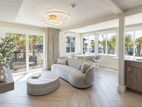 Octa | Boutique King Suite | Front Beach Rd