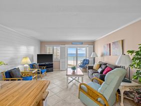 Holiday Surf and Racquet Unit 609