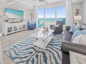 Beachfront Condo w/Free Beach Service | Bunk Room