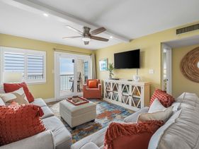 Holiday Surf and Racquet Unit 605