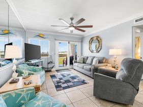 Holiday Surf and Racquet Unit 122