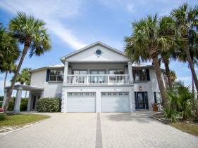 42 Palms- 5 minute walk to the beach