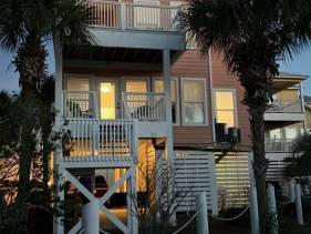 Beautiful Home Walk to Pool, Beach