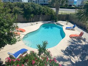 Large 6 Bedroom Home With Private Pool