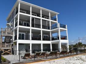 SEAS THE DAY - 5 GULF FRONT KING SUITES