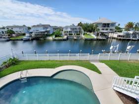 BEACH & BOATING PARADISE