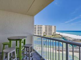 Holiday Surf & Racquet 402