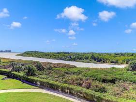 Beachfront condo with wraparound balcony/pool/tennis