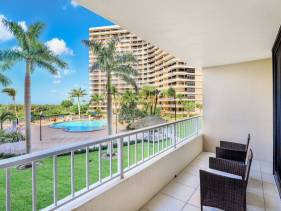 Splendid beachfront condo with heated pool and tennis
