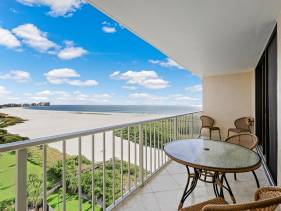 Sun-bright beachfront condo with pool/tennis courts