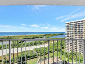 Beachfront condo with pool, gym and tennis courts
