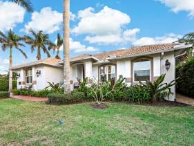 Home with pool, outdoor TV and walk to Tigertail Beach