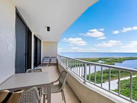Beachfront penthouse with spectacular views and pool
