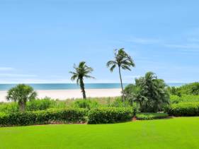 Cozy beachfront condo with pool and tennis courts