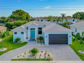 Inland home with pool and walk to Park/Museum/Library