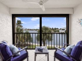 Condo with views of Smokehouse Bay and walk to food