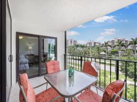 Stylish condo across from South Beach