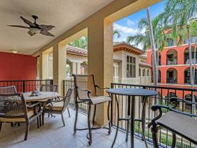 Esplanade condo with courtyard view, gym, pool and spa