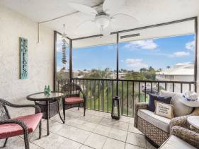 Central condo with pool and short walk to restaurants