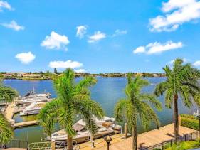 Exquisite condo with unique balcony and bay views