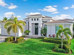 Pet-friendly home near shops with pool and spa