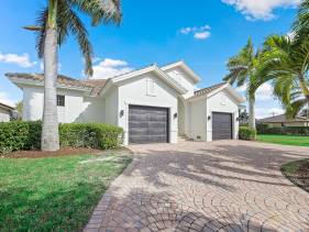 Central inland home with pool, spa and table tennis 