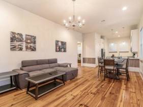 Hosteeva LLC 3 BR Cottage Close to St. Charles 5 m Ride