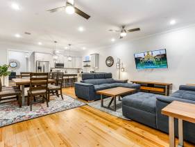 Spacious Condo w Pool & High-end amenities | Near Frenc