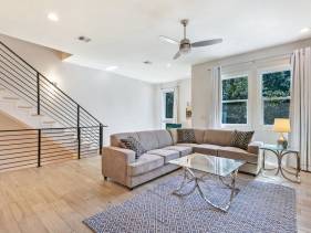Spacious Townhouse Near French Quarter