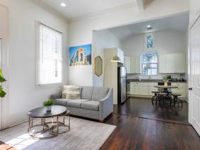 Garden District Gem: Courtyard, Pool & Great Location