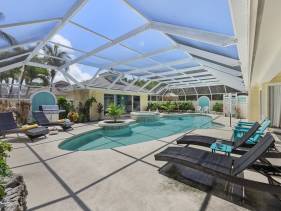 Private home and guesthouse with courtyard, pool and sp