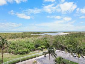 Attractive beachfront condo with pool, tennis and gym