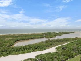 Beachfront condo with pool, gym, grill and pickleball
