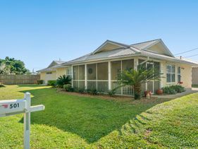 Contemporary Bungalow / West End PCB / Available NOW! /