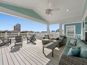 Spectacular 3br 4ba w/ Private Pool, 2 Min Walk to Beac