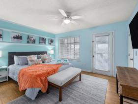 Short Walk to The Beach! Community Pool! Sleeps 6!