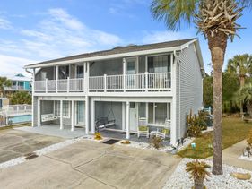 Short Walk to The Beach! Community Pool! Sleeps 8!