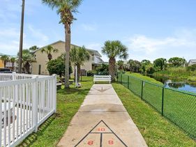 Short Walk to The Beach! Community Pool! Sleeps 8!