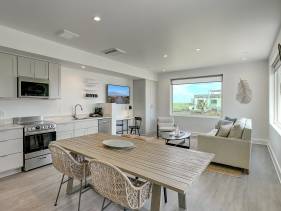 Lively Beach 2 Bed 3 Bath Deck Bunks