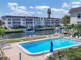 Waterfront 2-Bed Retreat in Longboat Key