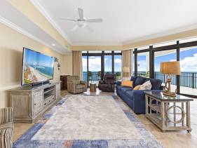 Perfect Beach-side Condo Close to All Hot-Spots