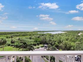 Corner beachfront condo with gym, pool and grills