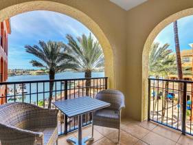 Luxurious Esplanade condo overlooking bay